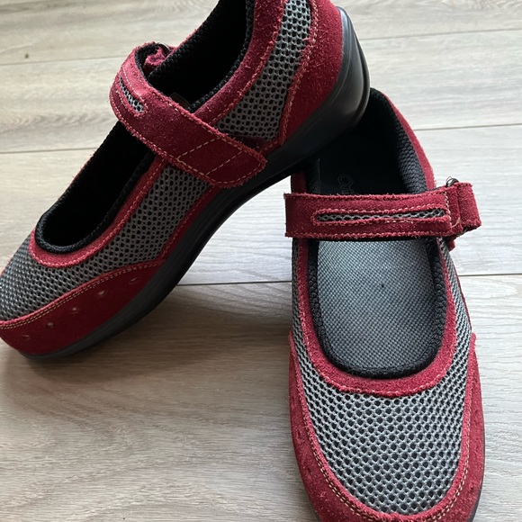 EUC Othofeet Chattanooga Mary Jane - Grey with Red suede 8B - Picture 1 of 9